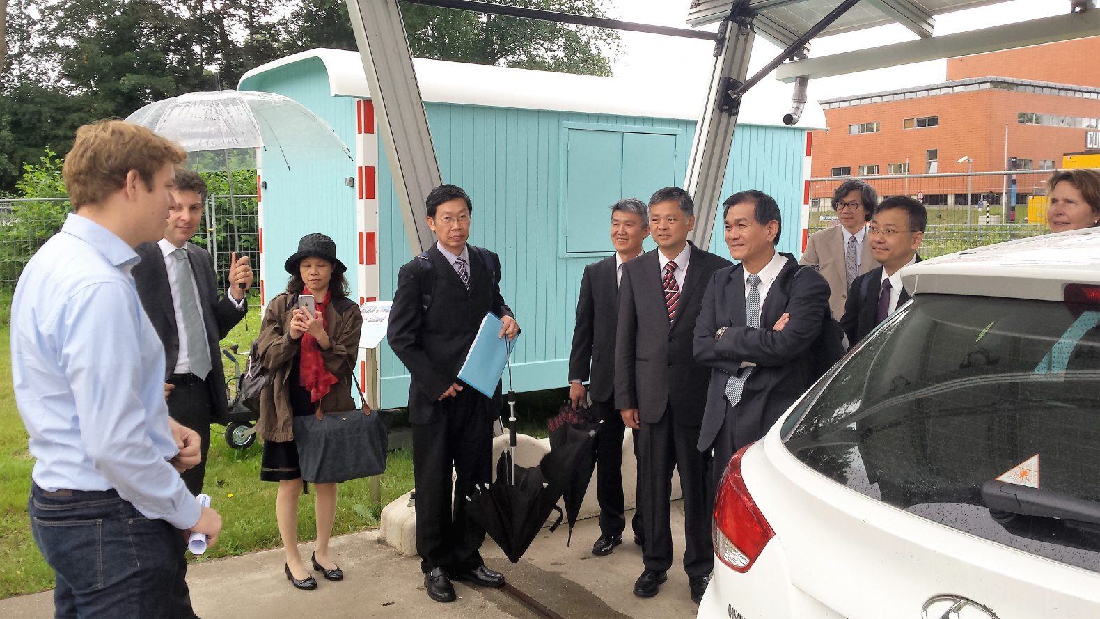 Vincent Oldenbroek TU Delft explains Car as Power Plant to Minister Yang from Taiwan